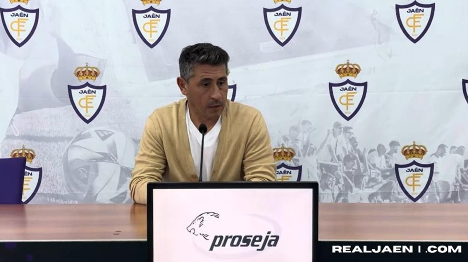 Roberto Peragón atiende a los medios de comunicación en rueda de prensa.