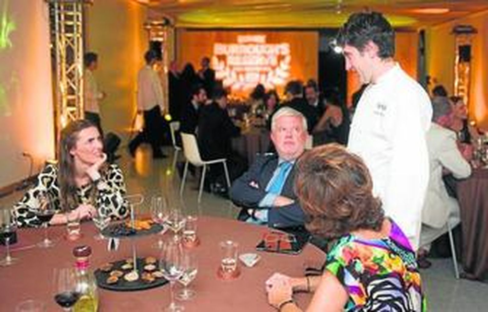 1. Un momento de la cena servida en el Basque Culinary Center de San Sebastián. 2. El maestro destilador, Desmond Payne, durante la presentación. 3. Desmond Payne junto al chef Josean Alija. 2. La botella de Burrough's Reserve.