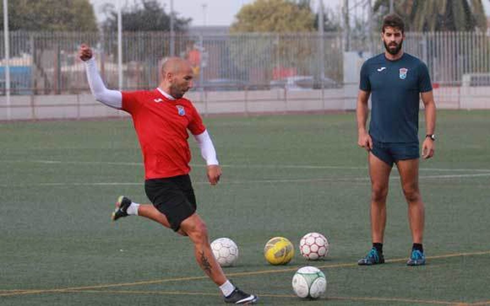 Salvador Vadillo observa el entrenamiento.