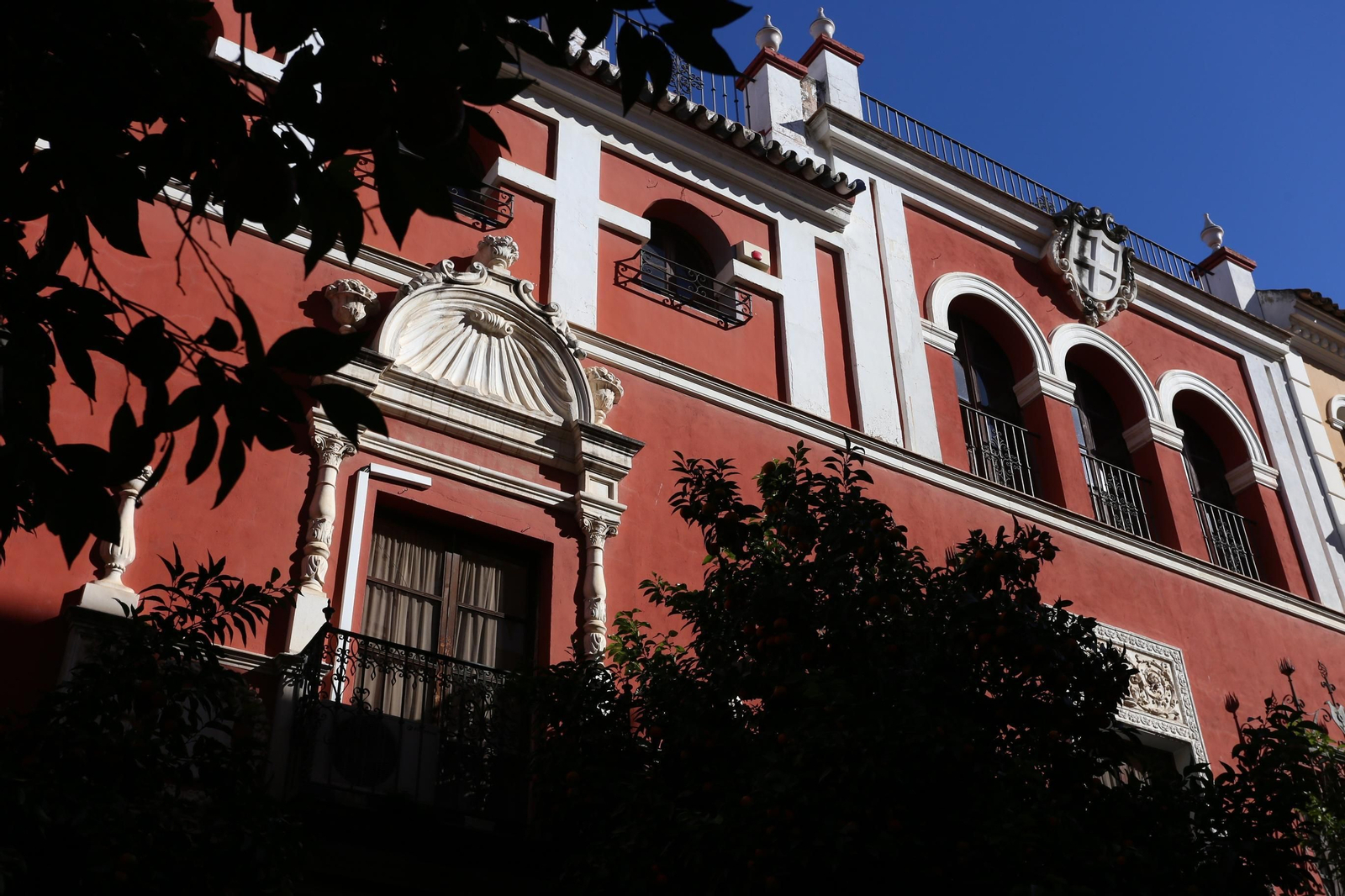 Fachada del edificio regionalista enclavado en el número 3 de la calle Rafael González Abreu.