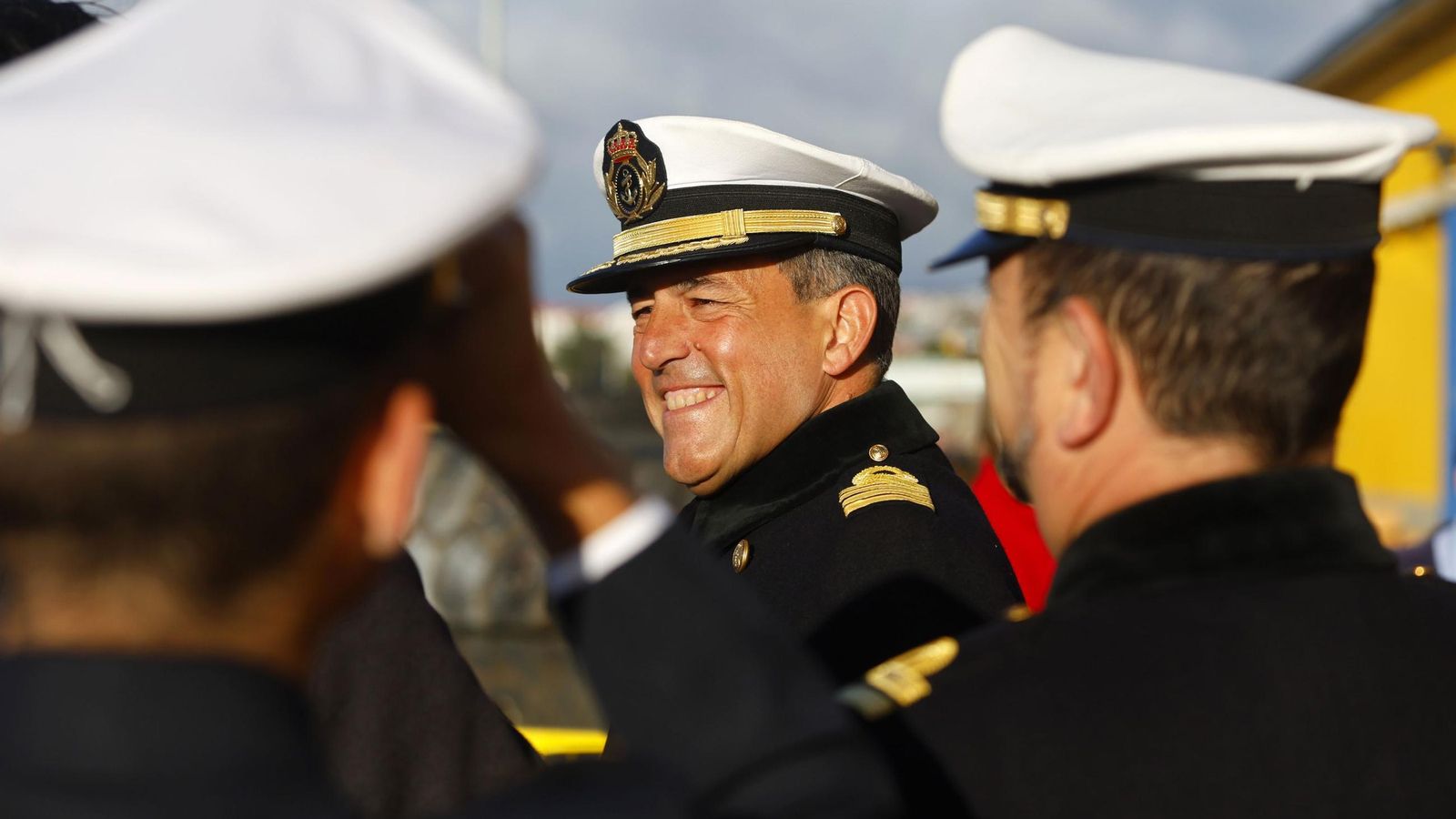 El comandantedel buque escuela 'Juan Sebastián de Elcano', Luis Carreras-Presas do Campo, atiende a los medios al llegar a Punta Arenas. El comandantedel buque escuela 'Juan Sebastián de Elcano', Luis Carreras-Presas do Campo, atiende a los medios al llegar a Punta Arenas.