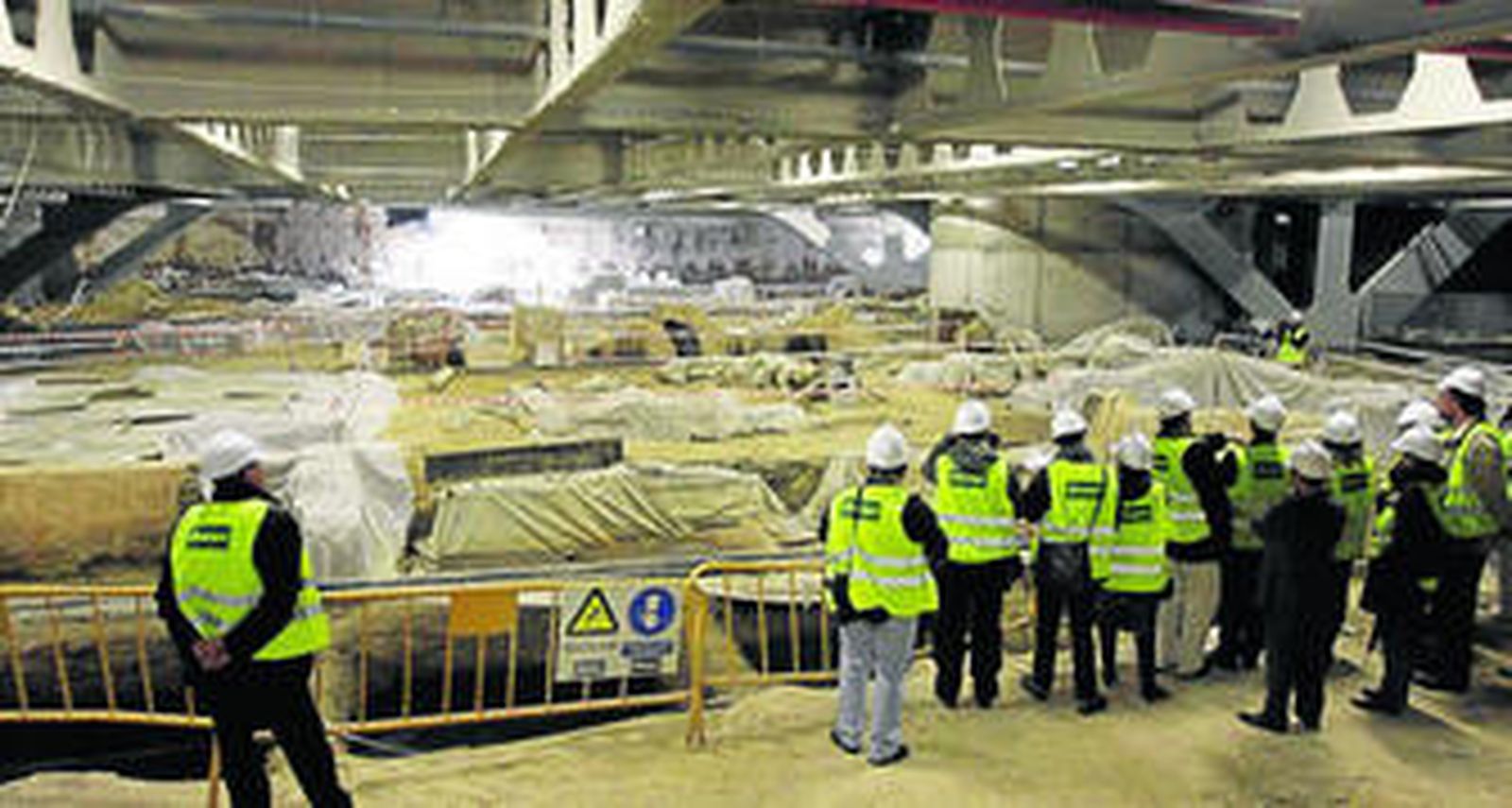 Políticos y periodistas visitan los restos arqueológicos almacenados bajo el Parasol.
