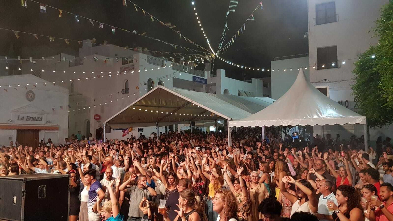 Cientos de mojaqueros y visitantes disfrutaron de la verbena popular.