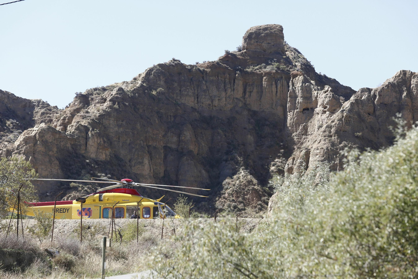 Un helicóptero sanitario aguarda en la zona del accidente pirotécnico