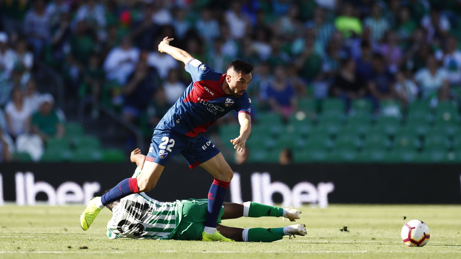 Enric Gallego salva una entrada de William Carvalho.