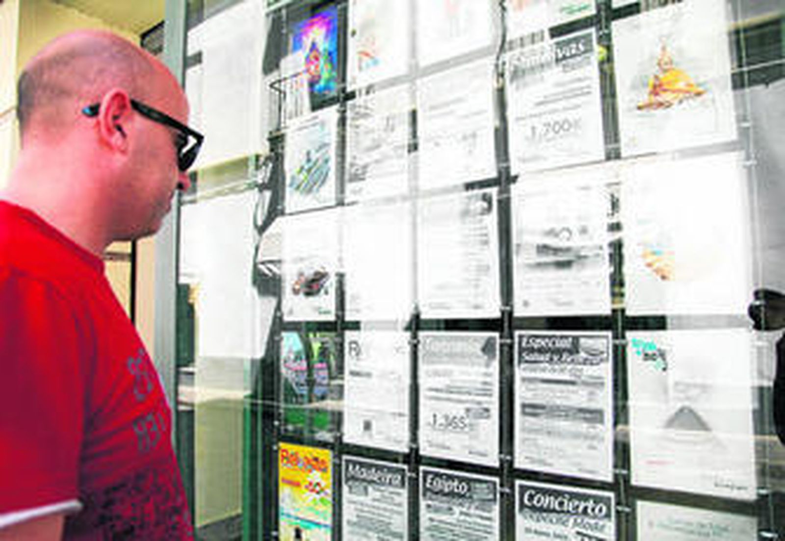 Escaparate de una agencia de viajes con las diferentes ofertas que se presentan en verano.