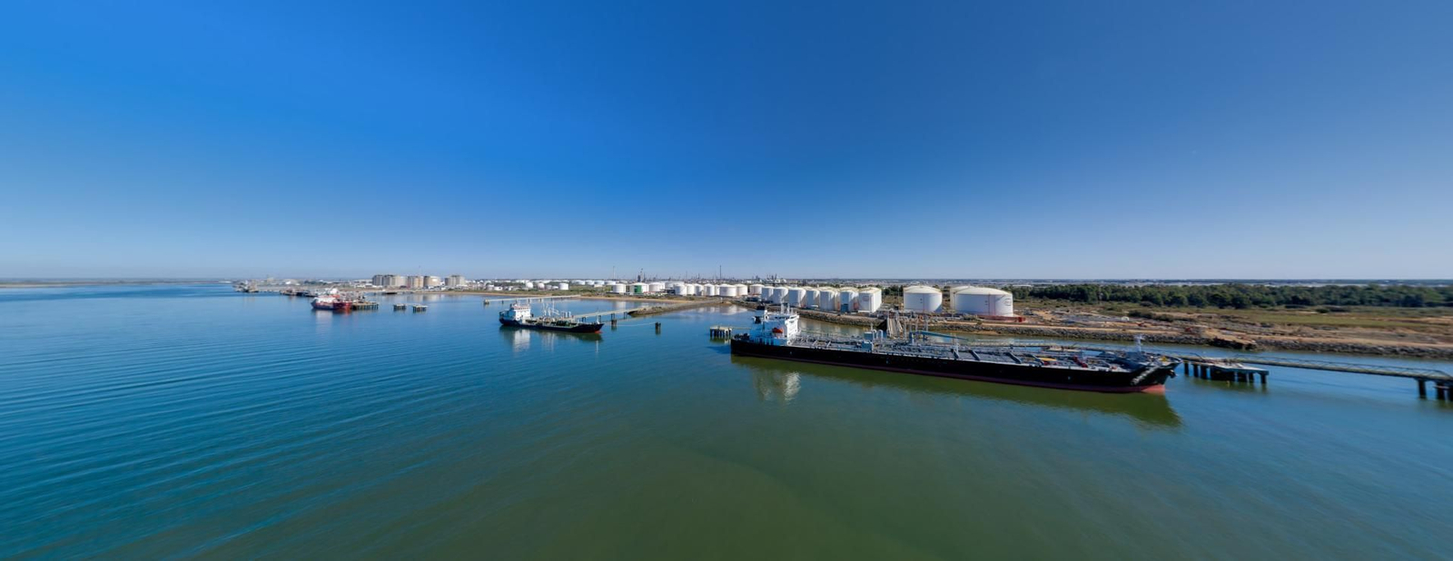 Graneles líquidos en el Puerto de Huelva.