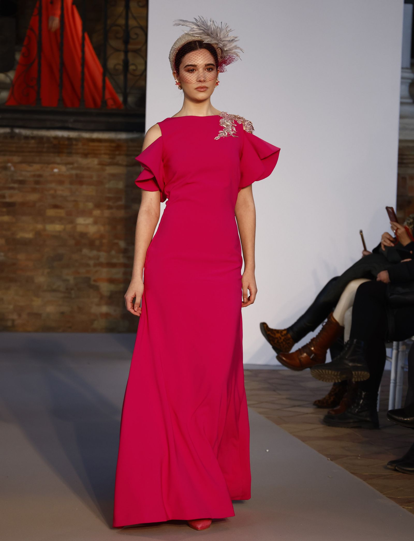 Las tendencias en vestidos de novia e invitada de la pasarela SIQ, en fotos