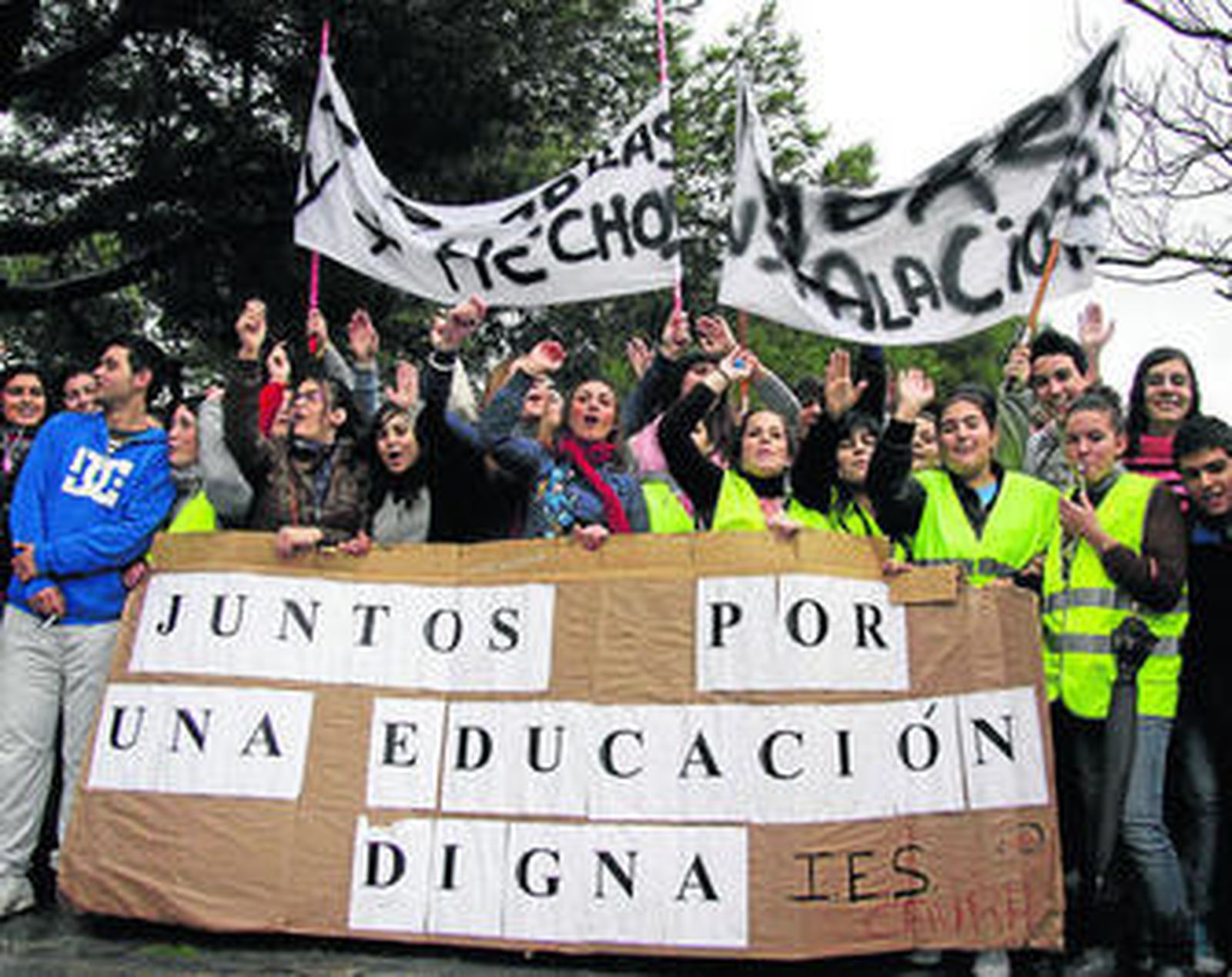 Cabecera de la manifestación que ayer protagonizaron los alumnos del Instituto Caura.