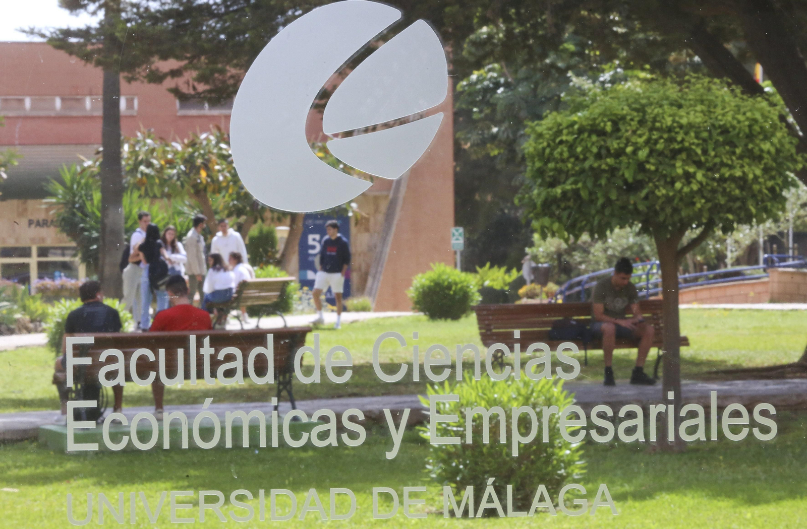 Alumnos en el jardín de la Facultad de Económicas de la UMA.