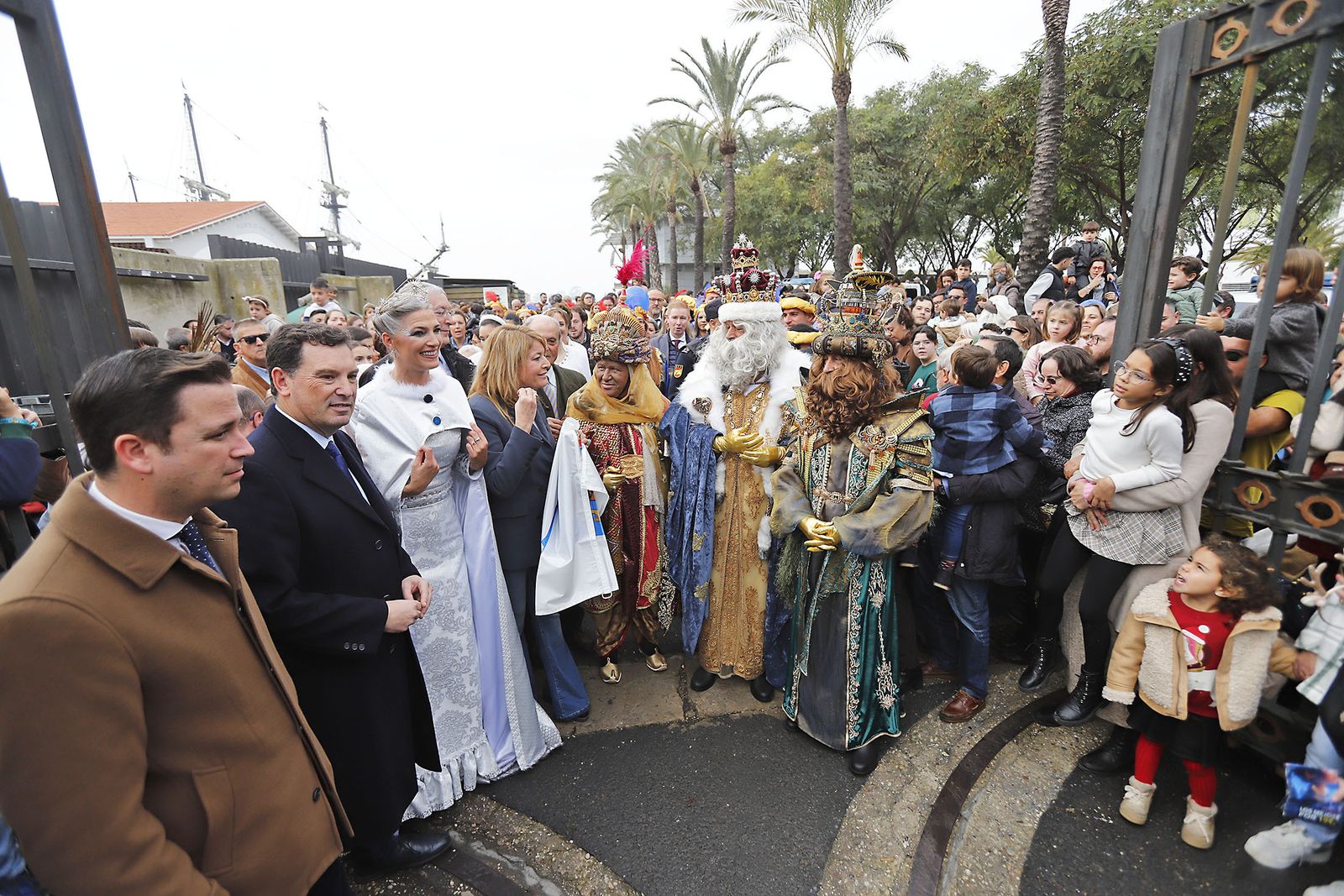 Imágenes de la mágica llegada de los Reyes Magos y la Estrella de la Ilusión a Huelva en barco