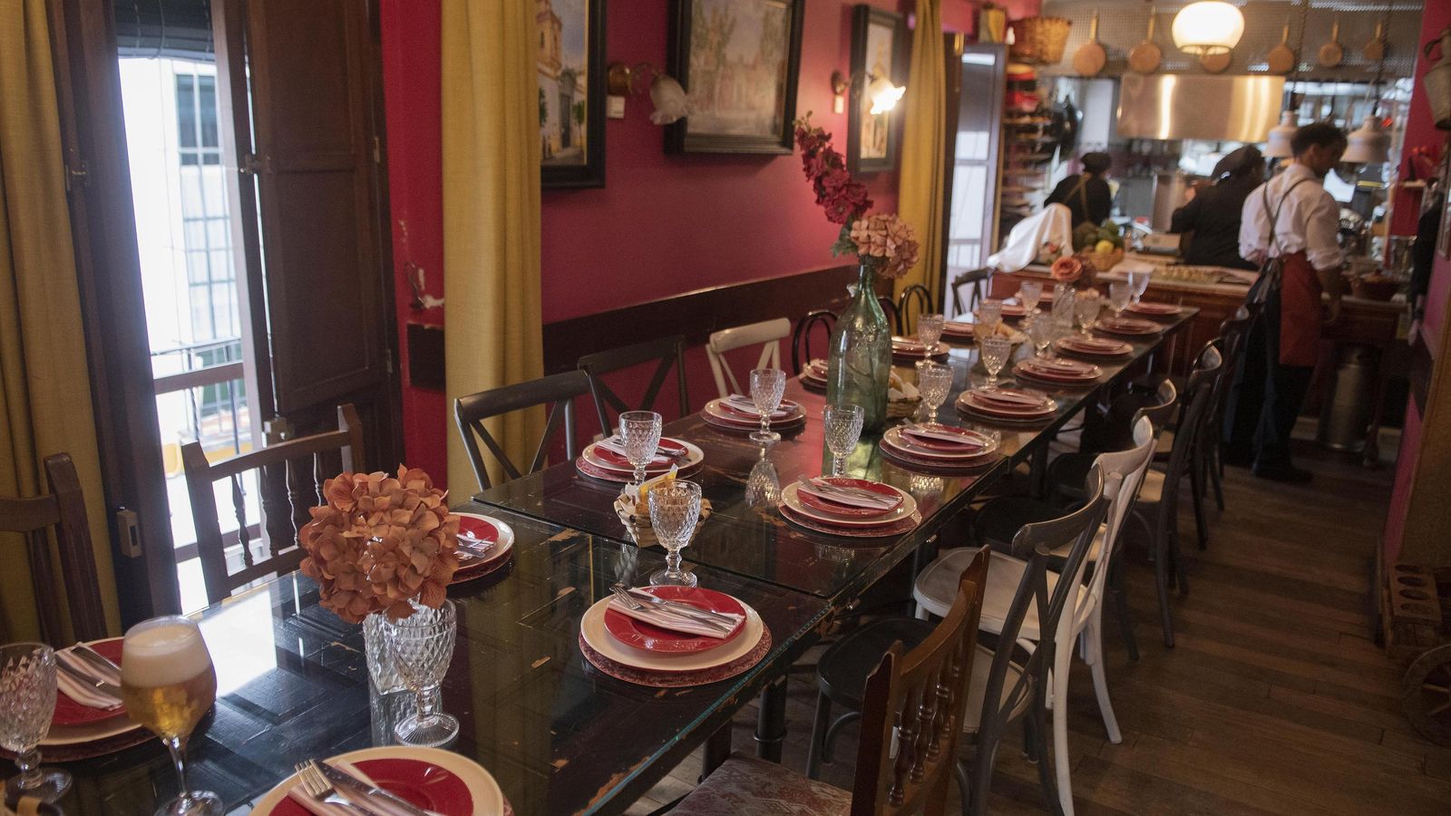 Una mesa dispuesta para un grupo en la Abacería de San Lorenzo.