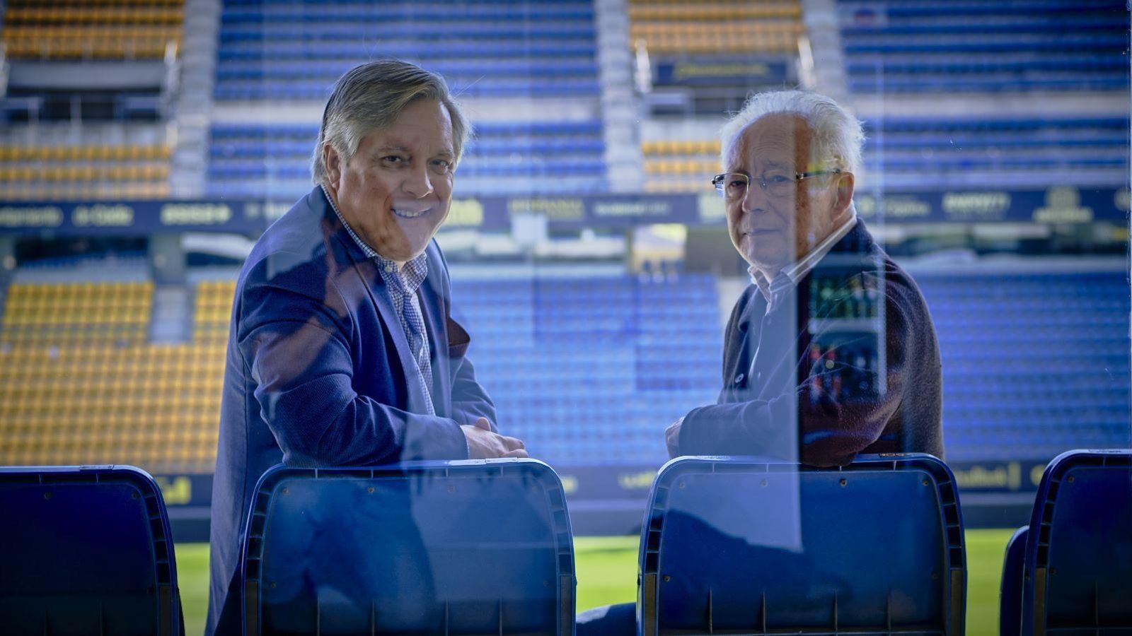 Hijo y padre, en el graderío del estadio.