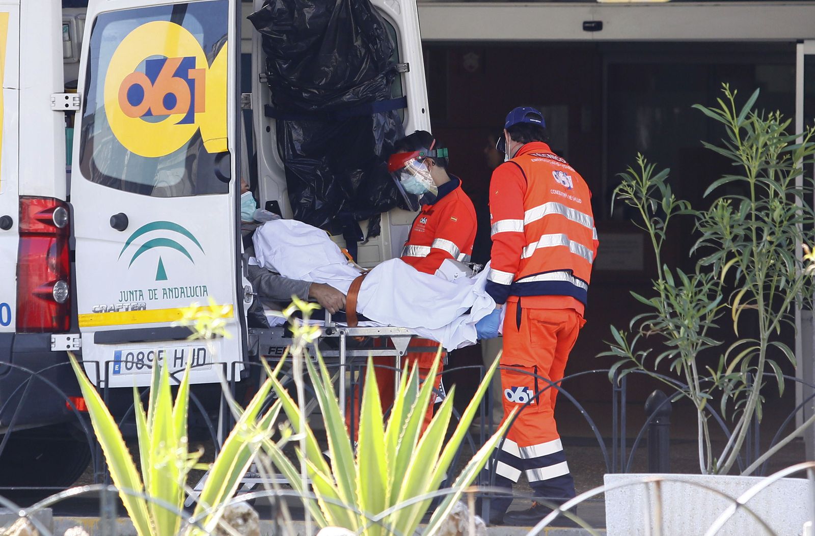 Traslado de un enfermo en una ambulancia en una imagen de archivo.