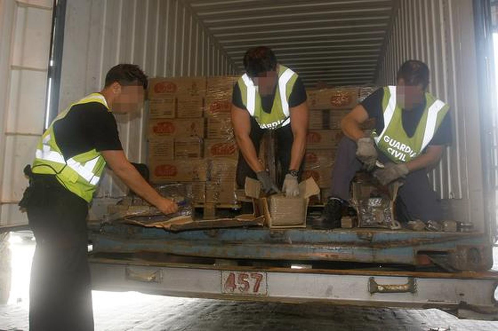 La Guardia Civil interviene 4.800 kilos de hachís en un contenedor en el muelle de Cádiz. 

Foto: Jose Braza