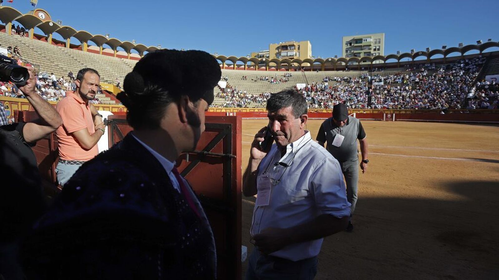 Morante de la Puebla saluda a Carmelo García en Las Palomas.