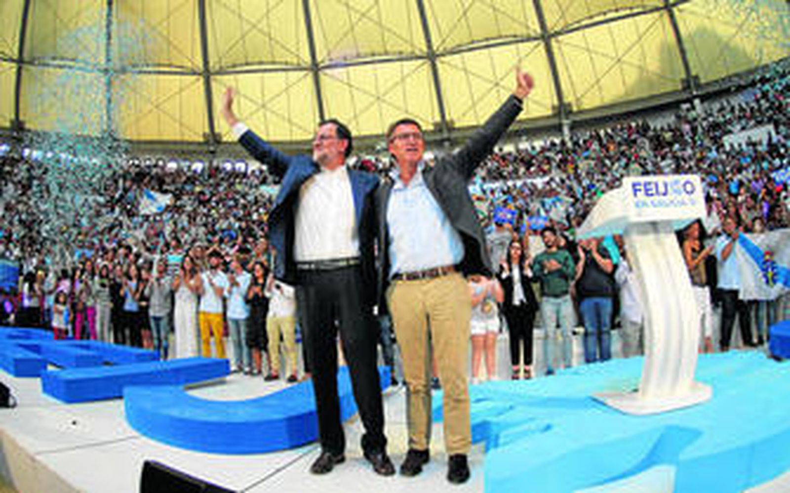 El presidente del Gobierno en funciones, Mariano Rajoy, y el candidato del PP a la Xunta de Galicia, Alberto Núñez Feijóo, ayer en Pontevedra.