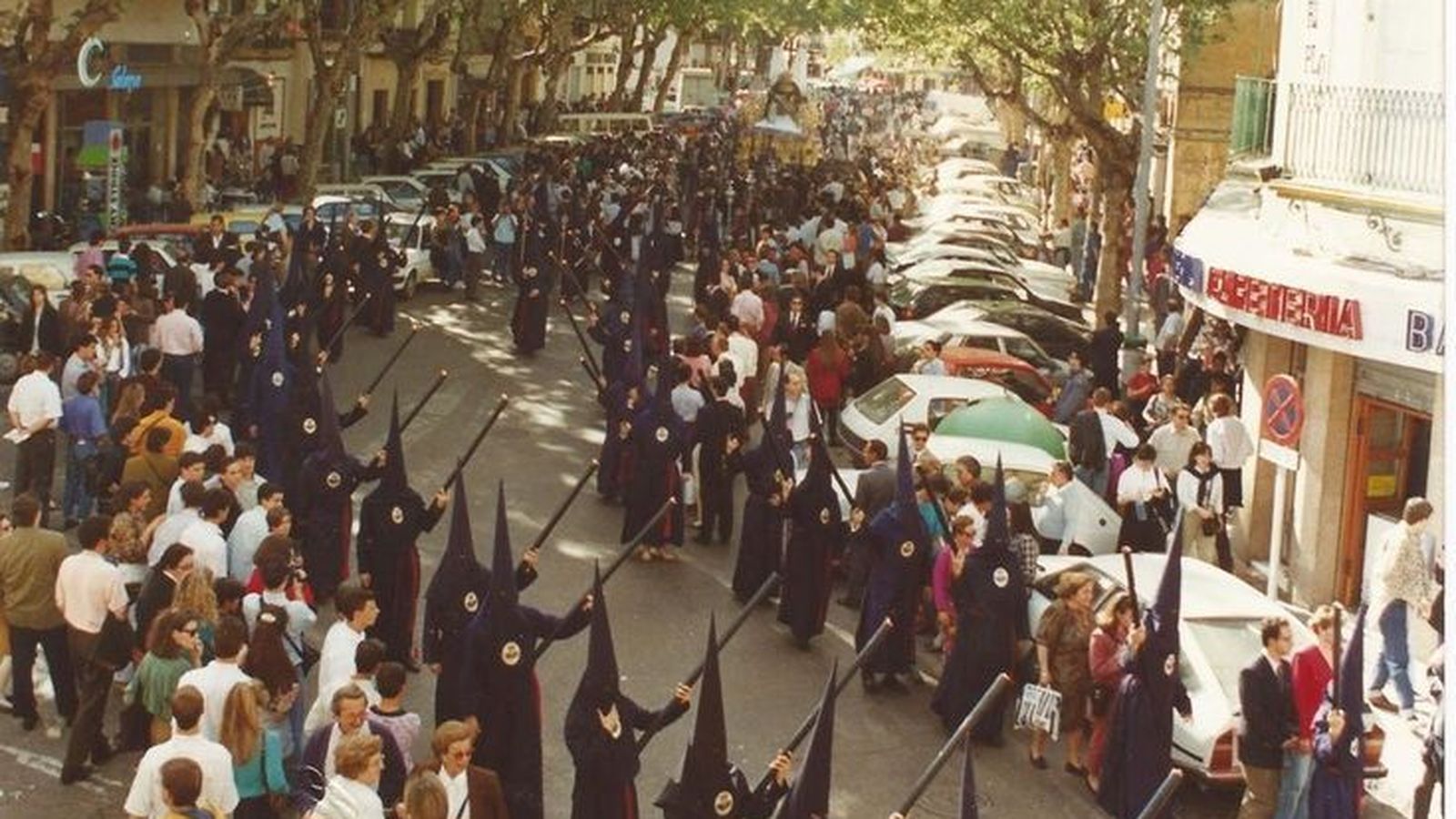 El cortejo del Baratillo se dirige a la Puerta del Arenal aquel Sábado Santo