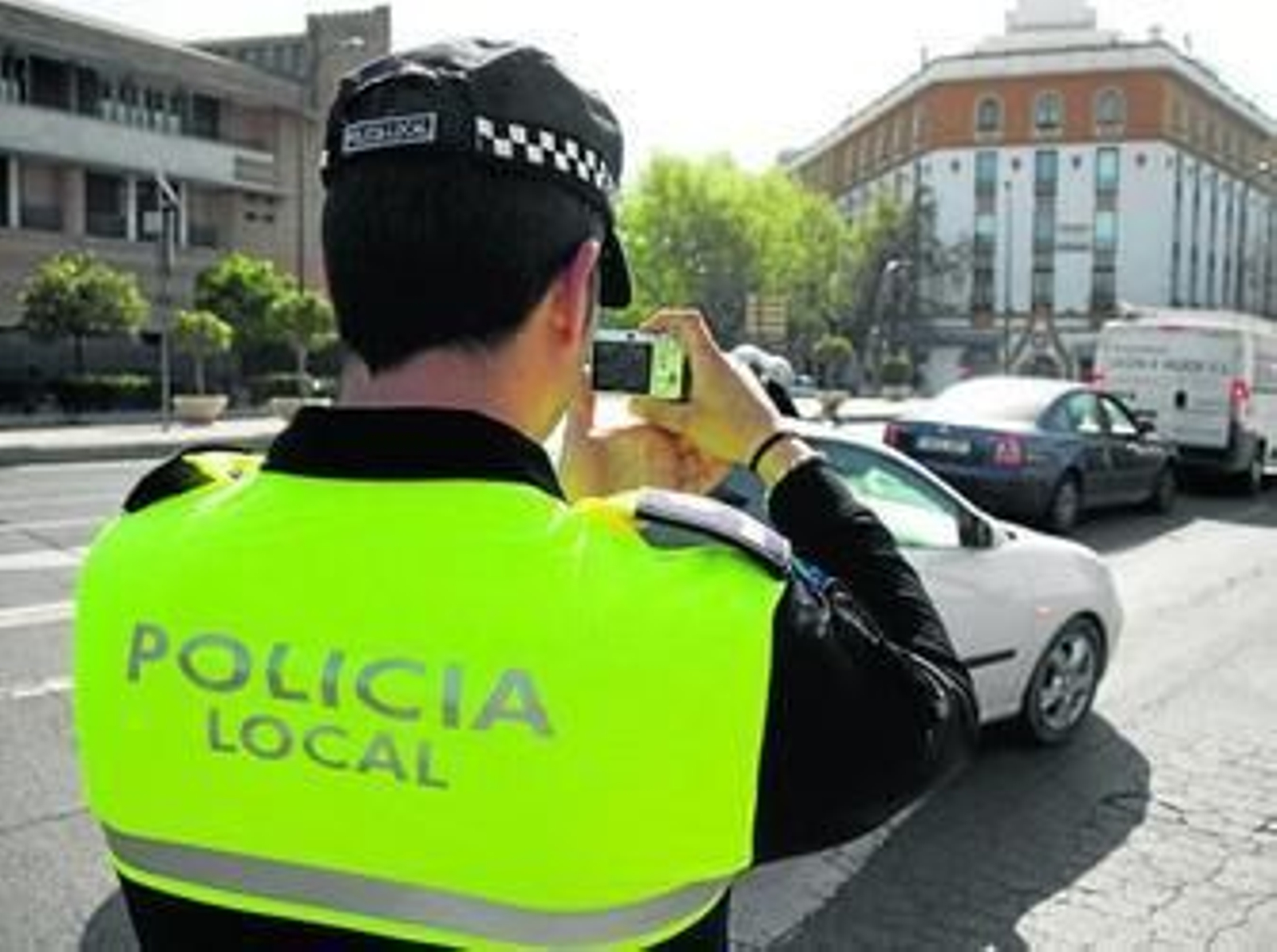 Un policía local toma fotografías de la zona del accidente para documentar el atestado remitido al juzgado.