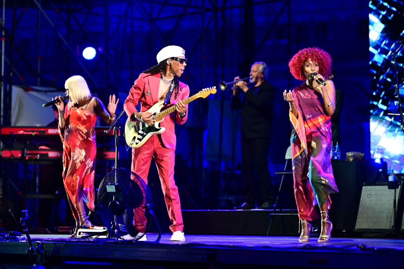 Nile Rodgers entre Kimberly Davis y Audrey Martells