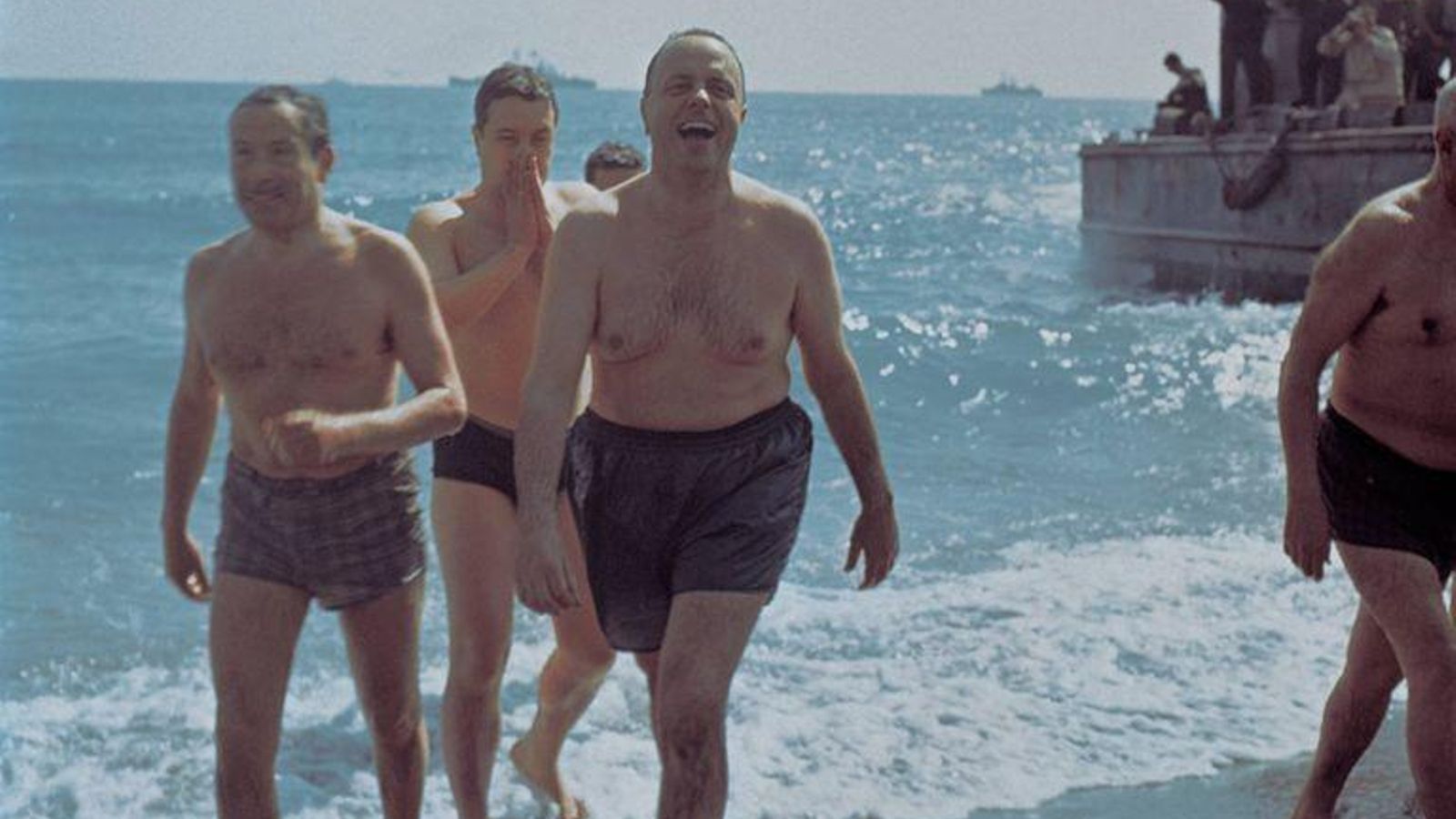 Manuel Fraga saliendo del baño en Palomares.