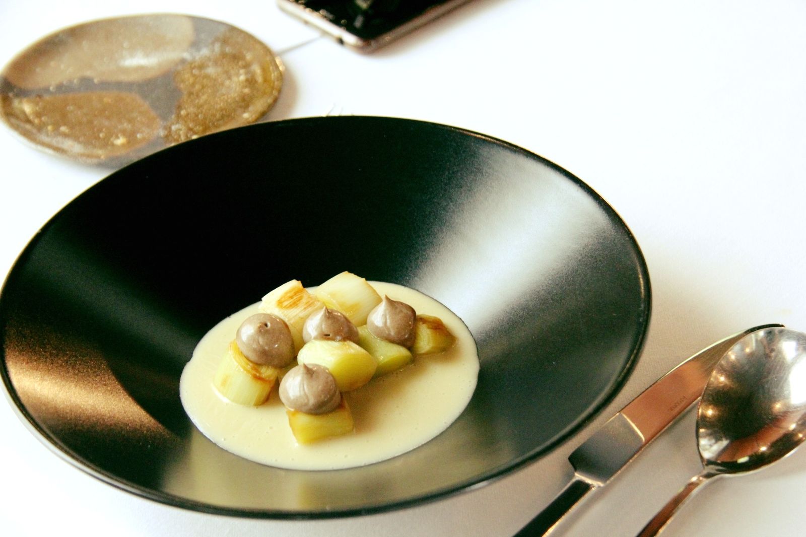 En la nueva carta de Terra Olea se mantienen clásicos de la casa como la meunier de puerros