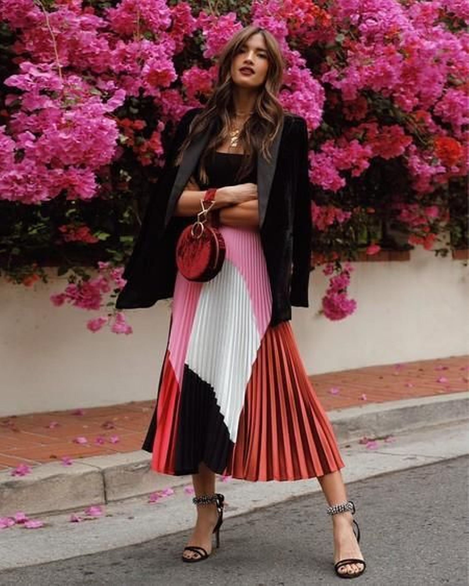 Falda midi y blazer para un look de Domingo de Ramos.