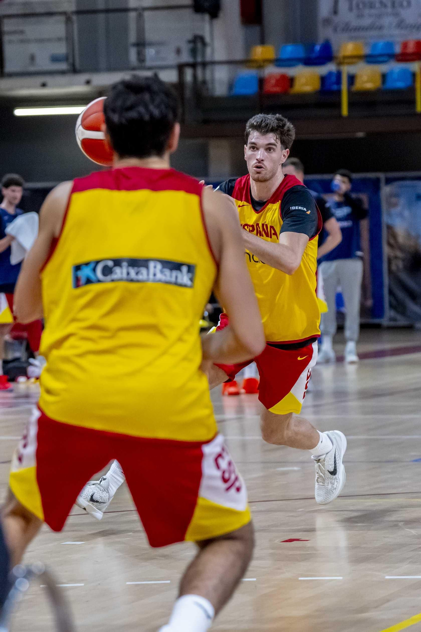 Alberto Díaz, Francis Alonso y Paco Aurioles, en la primera España de Chus Mateo