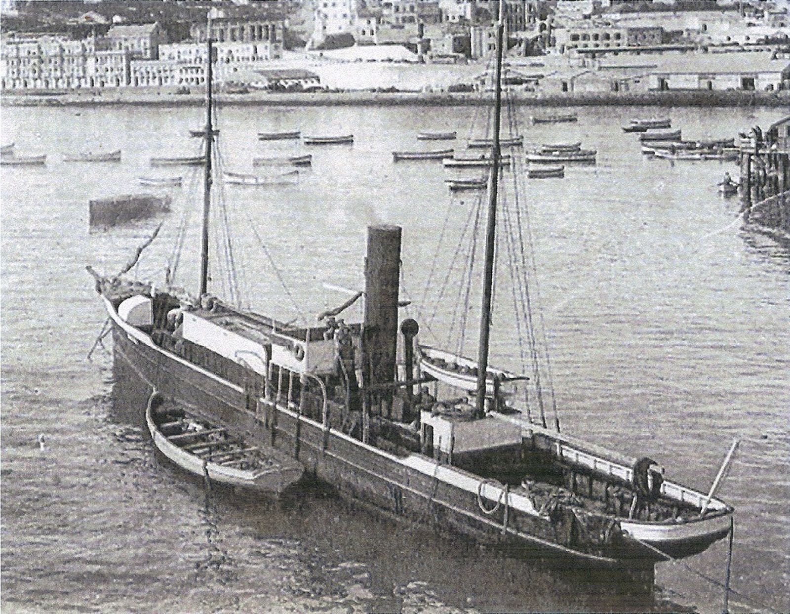 El 'Quetzal', fondeado en Tánger.