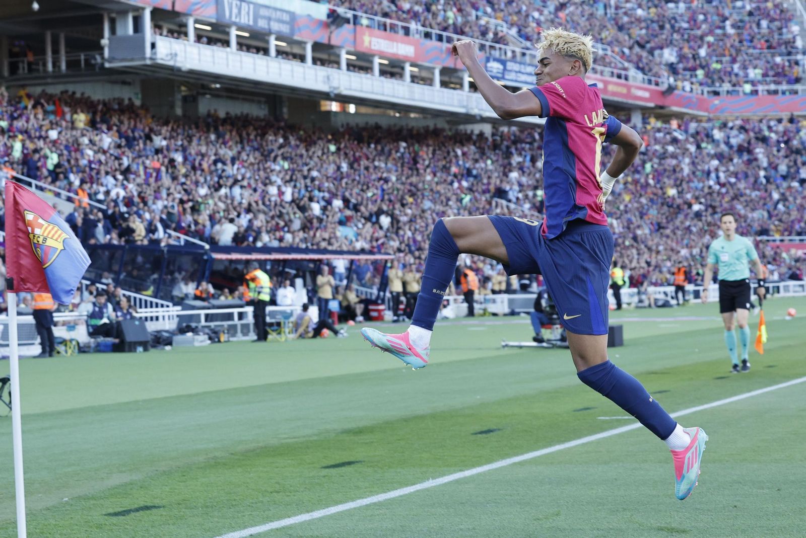 Lamine Yamal celebra un gol en el pasado clásico de liga
