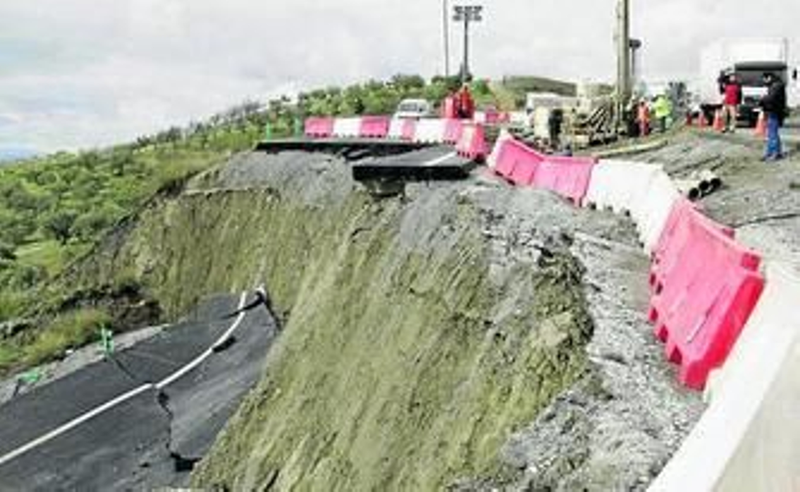 Imagen del carril cortado al tráfico por un desprendimiento.