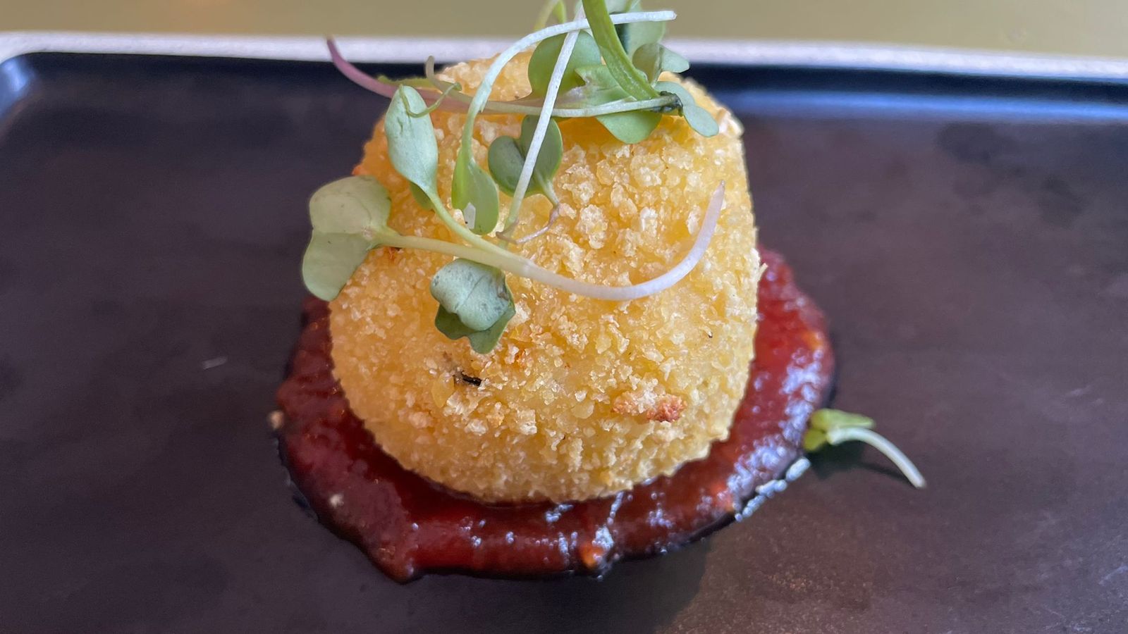 Wild Food Bomba de patata morada rellena de crema de trufa y mermelada de tomate (sin gluten)