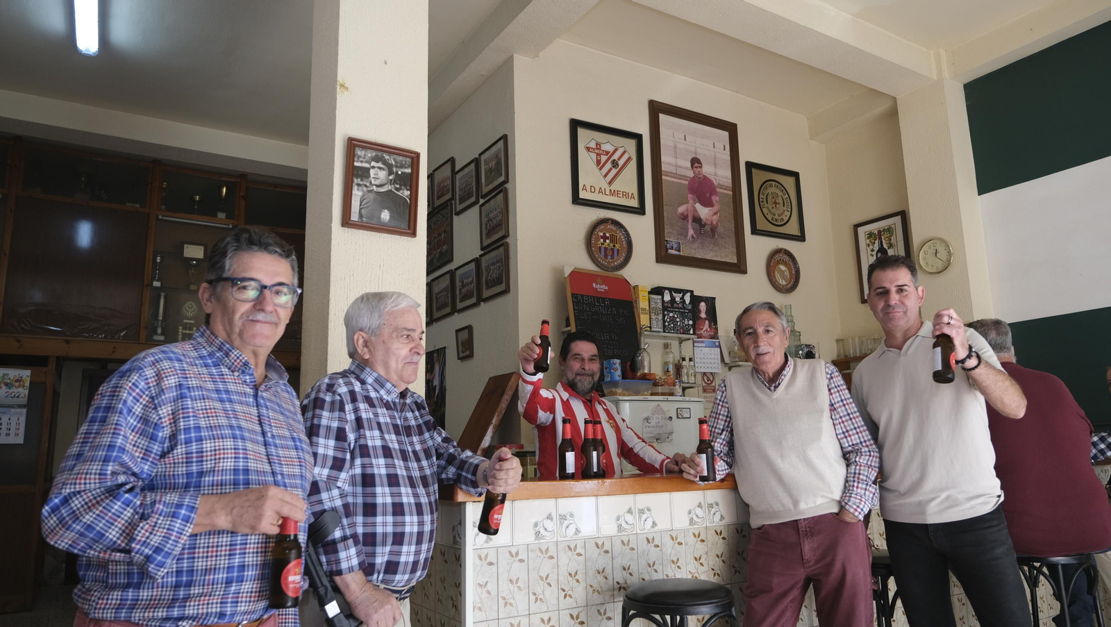 La Peña Deportiva Antonio Biosca, un museo del fútbol almeriense, por dentro