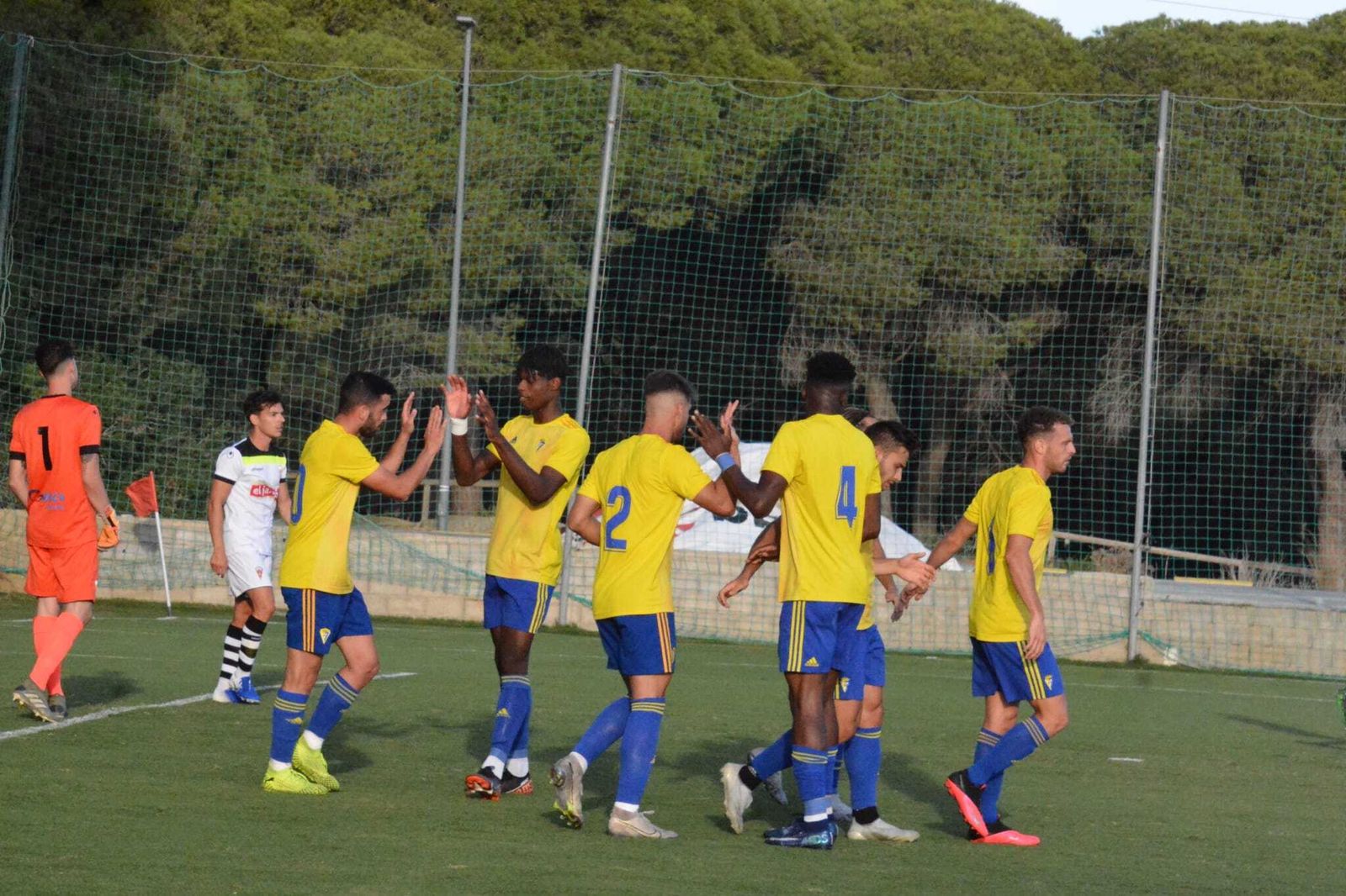 Los jugadores del filial celebran uno de sus muchos goles en uno de los amistosos en El Rosal.