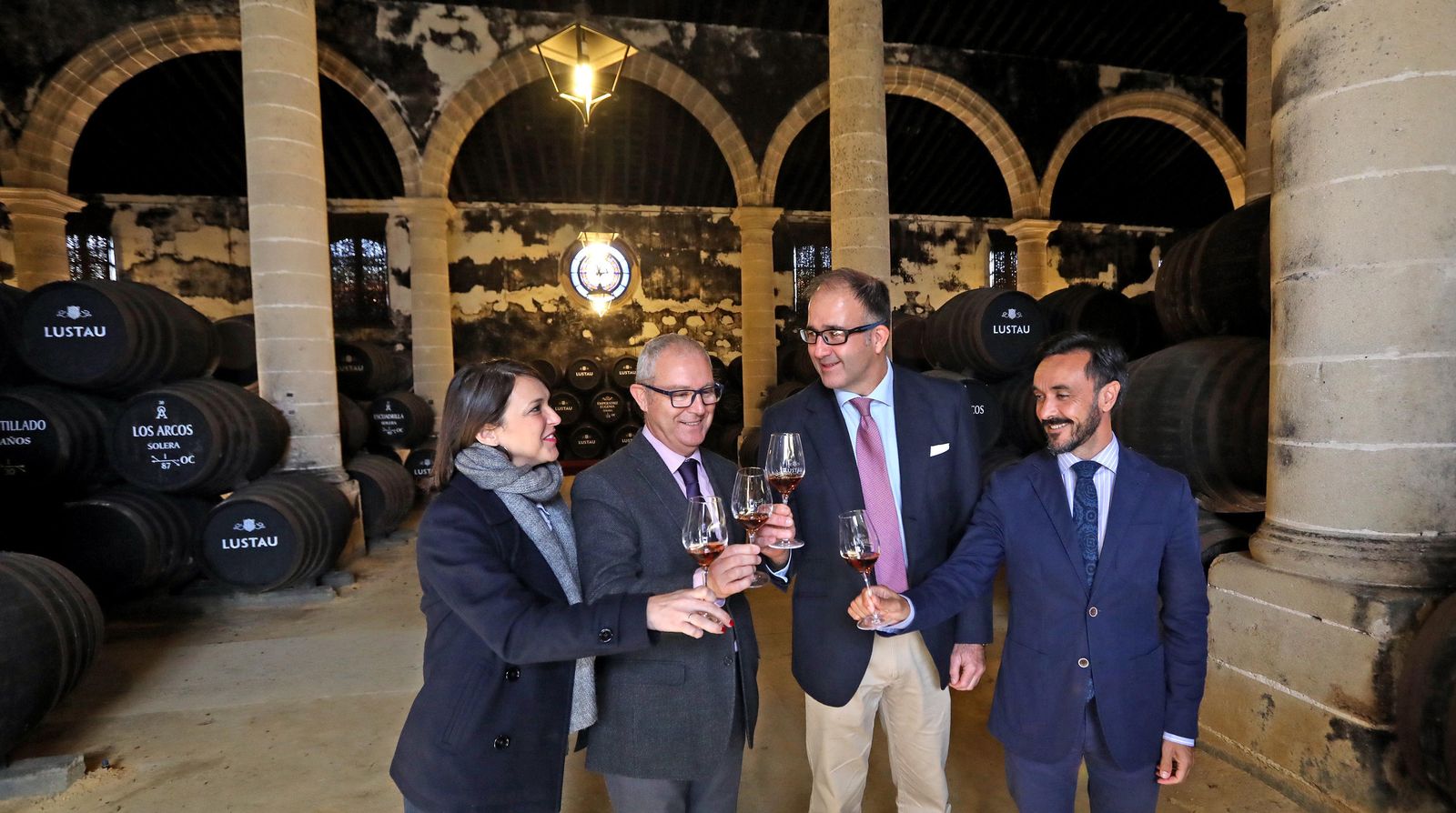 Responsables de la Junta de Andalucía, ayer junto al presidente de Grupo Caballero en la visita a Bodegas Lustau, beneficiaria de las ayudas.