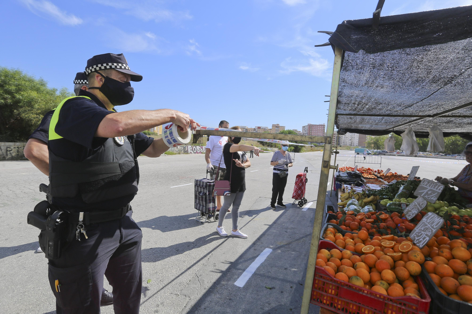 Las fotos del mercadillo de Huelin, en Málaga, en su primer día de desescalada