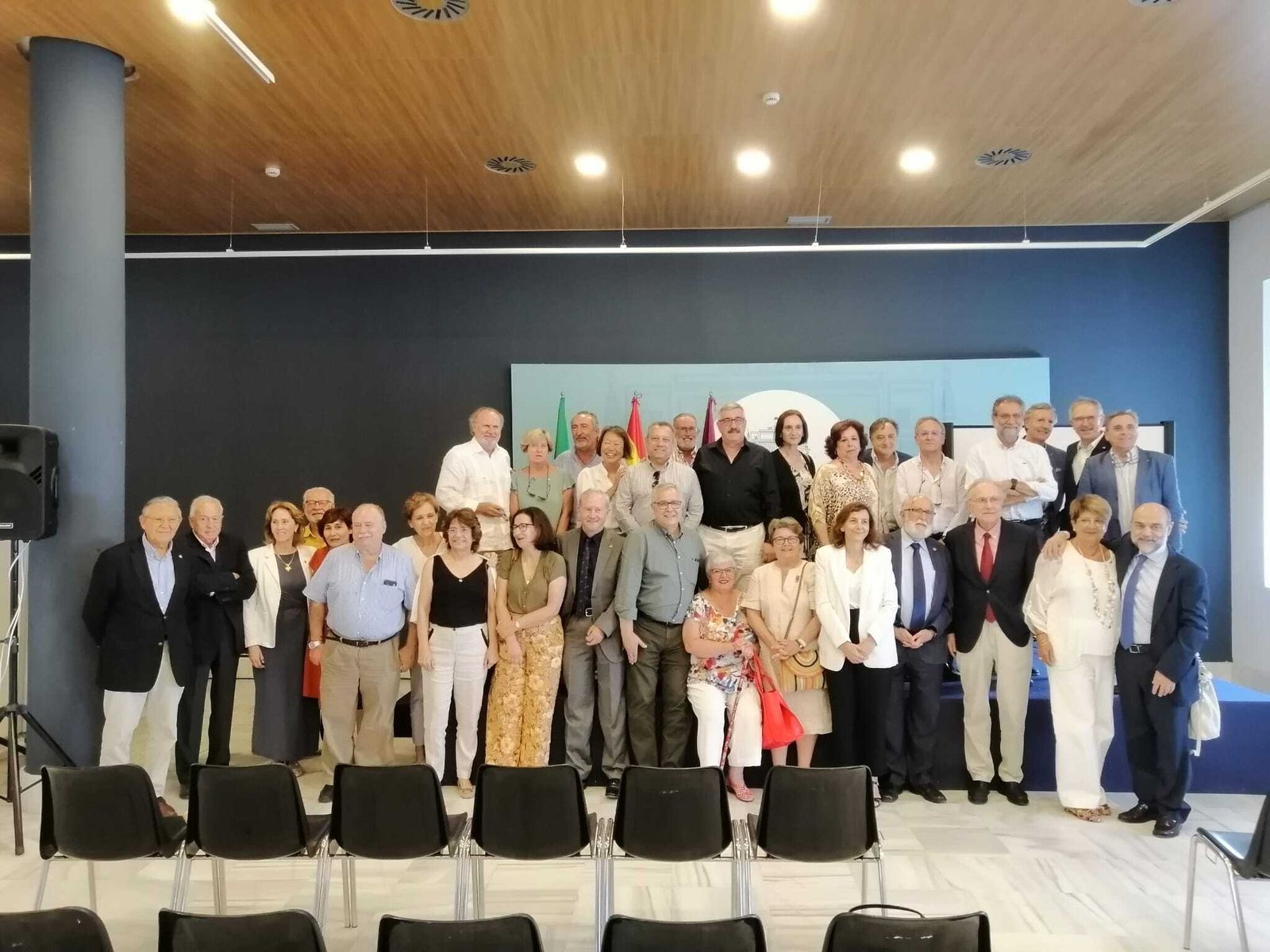 Foto de familia del encuentro de la primera promoción de médicos de la UCA.