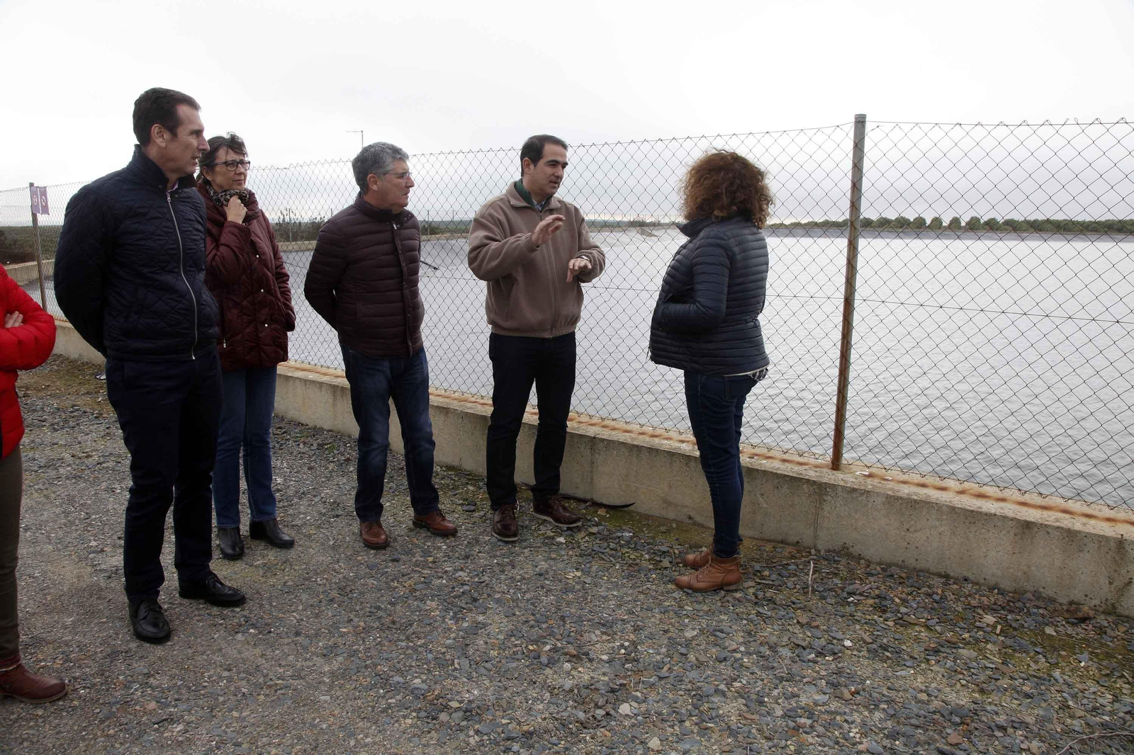Visita del delegado territorial de Medio Ambiente de la Junta de Andalucía a la nueva balsa.