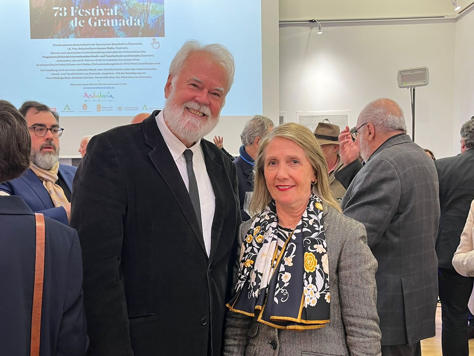 Antonio  Moral junto a Aurora Mejía, embajadora de España.