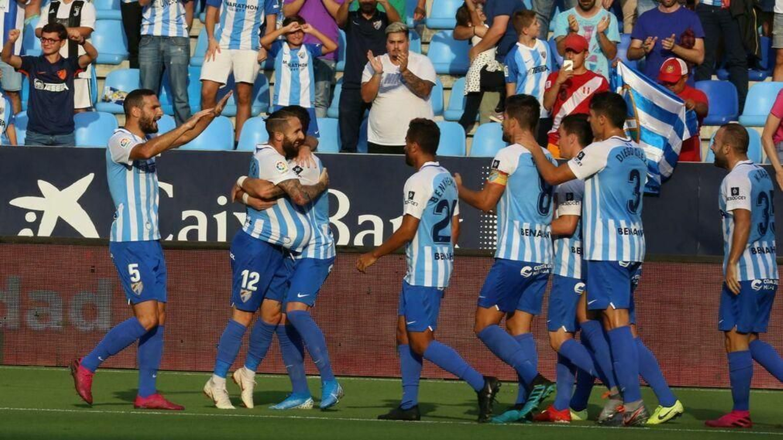 Los jugadores del Málaga celebran el gol de Cifu.