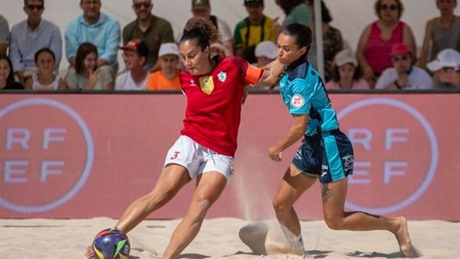 Andrea Mirón trata de disparar ante una rival.