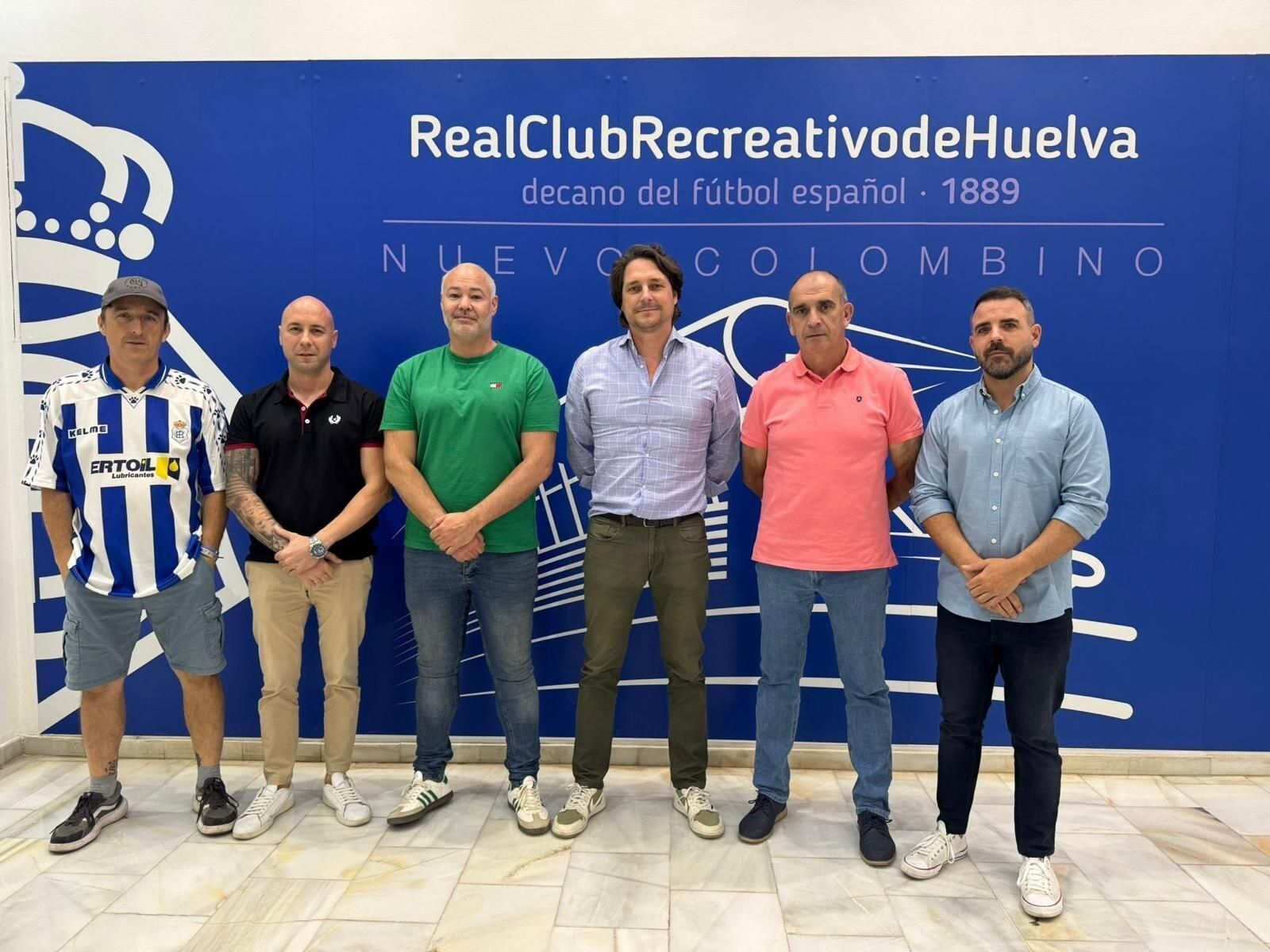 Adrián Fernández junto al equipo de trabajo para la elección de las camisetas de la 25/26.
