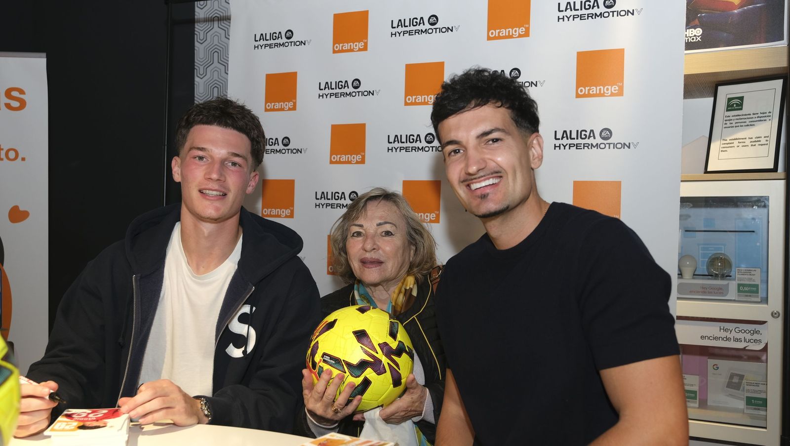 Búscate en las fotos de la firma de los jugadores de la U.D. Almería en la tienda Orange