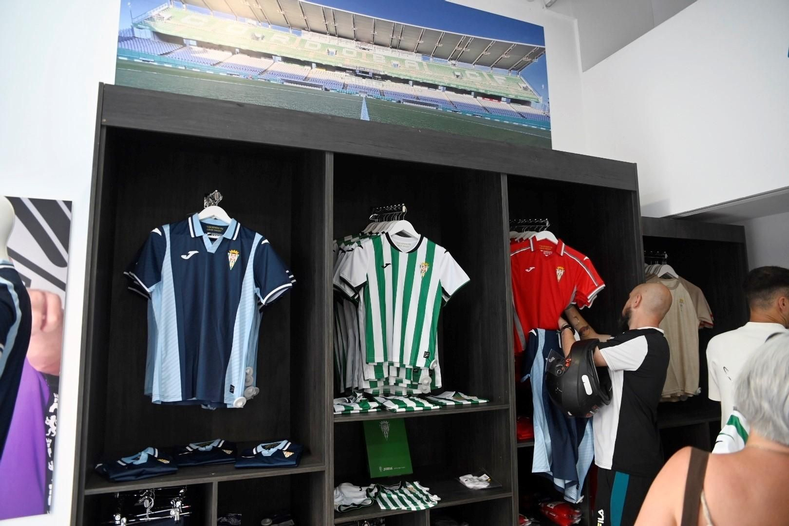 Las mejores fotos del primer día de venta de las nuevas camisetas del Córdoba CF
