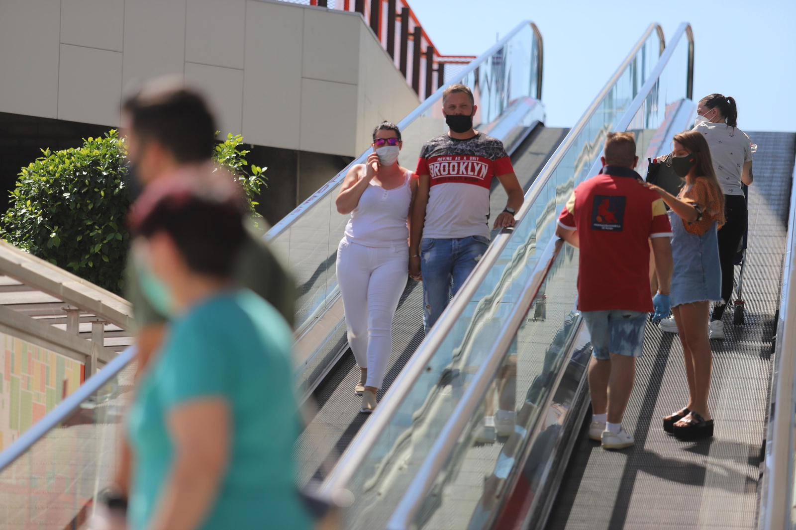 Imágenes de la apertura en la fase dos de la desescalada del centro comercial Holea en Huelva