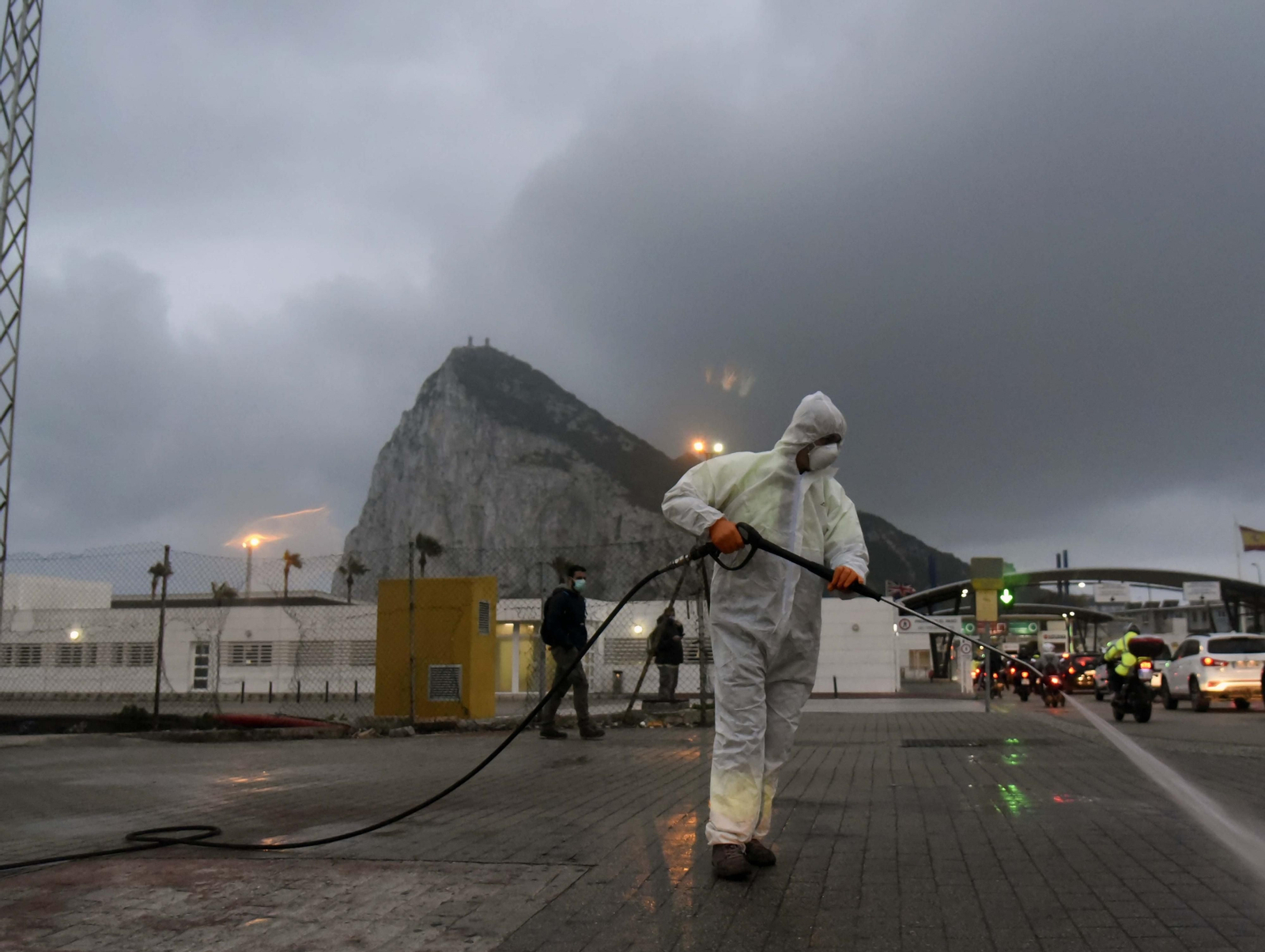 Trabajos de desinfección en la frontera entre La Línea y Gibraltar