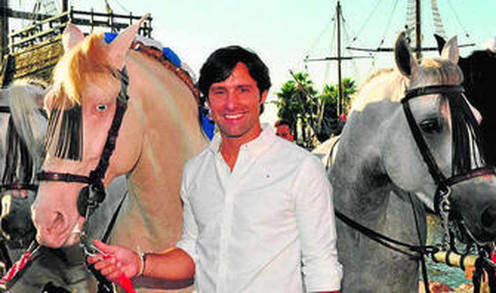 El rejoneador Andrés Romero, con dos de sus cabalgaduras.