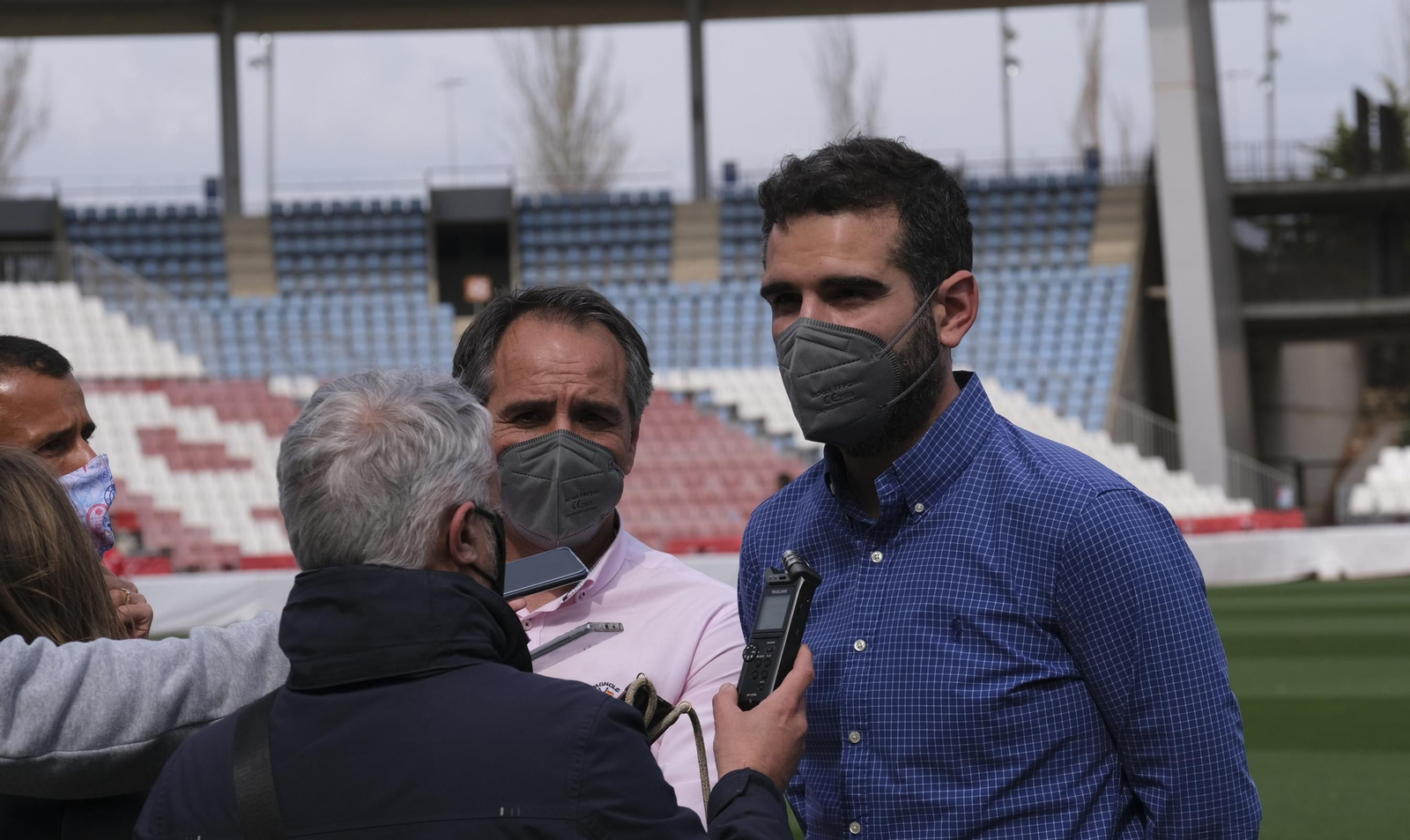 Fotogalería de la visita de Vicente del Bosque al equipo Genuine de la Fundación U.D. Almería