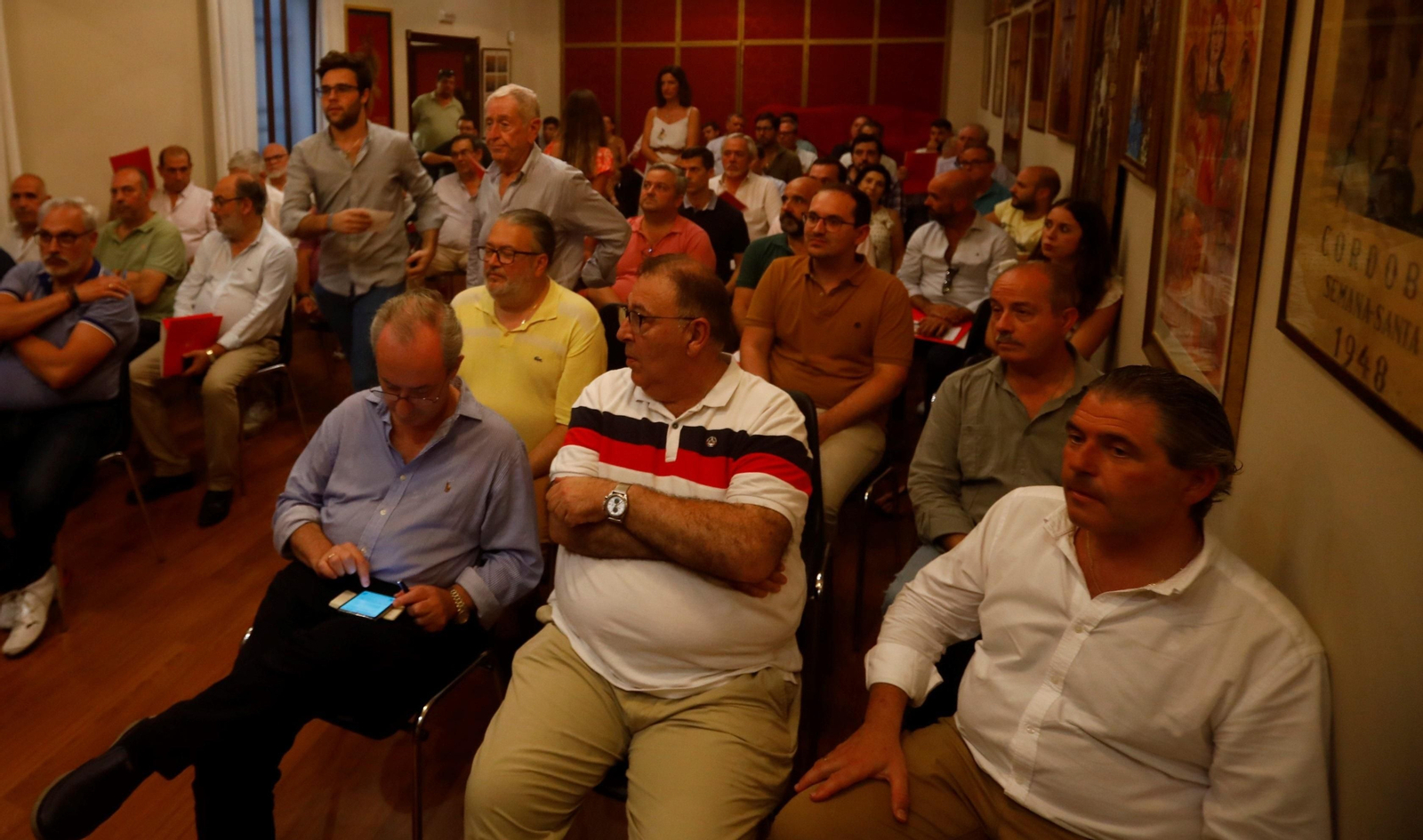 Manuel Murillo, el primero por la derecha, durante una asamblea de la Agrupación.
