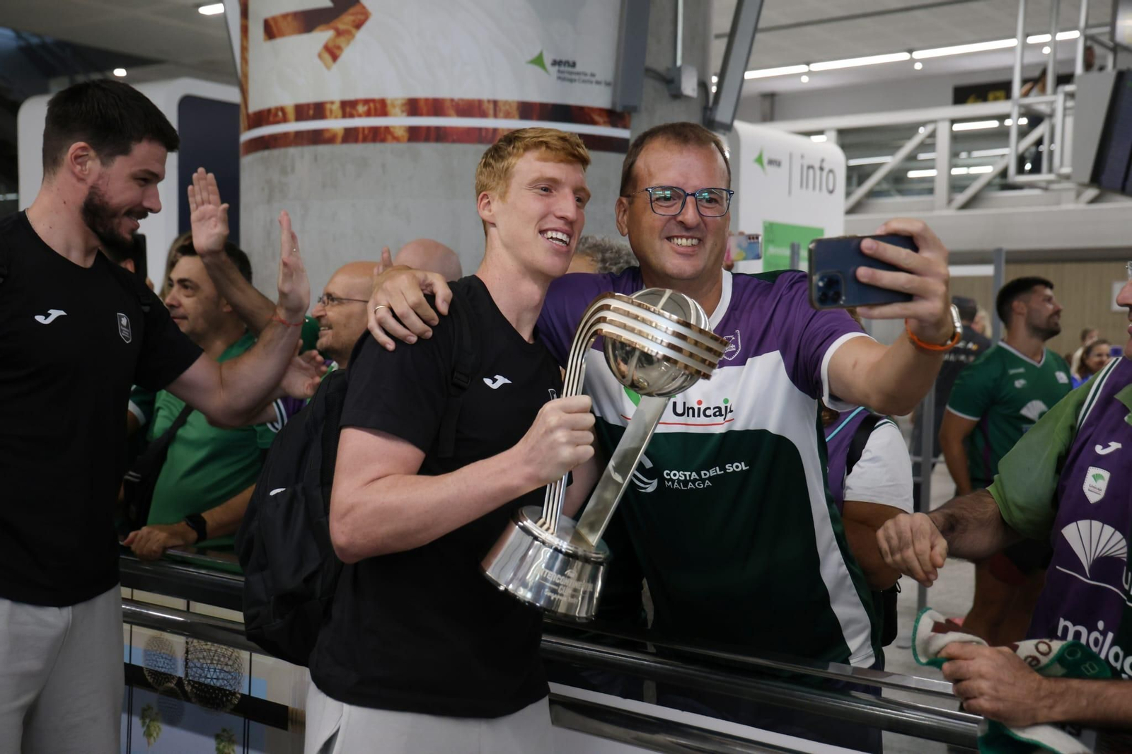 El Unicaja brinda la Intercontinental a un centenar de aficionados en el aeropuerto